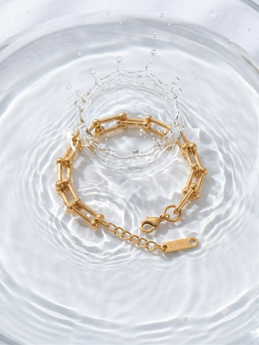 Thick chain bracelet.