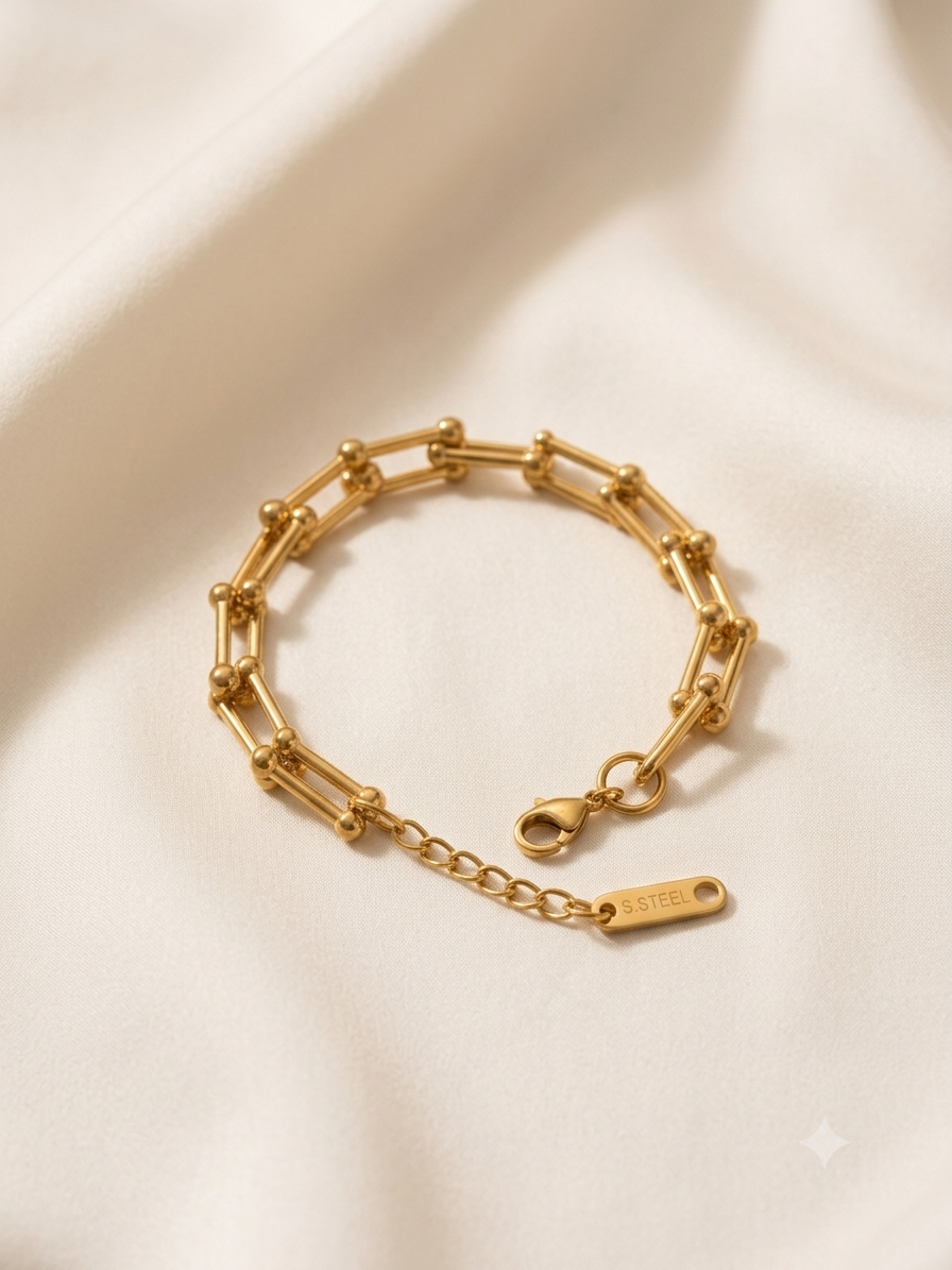 Thick chain bracelet.